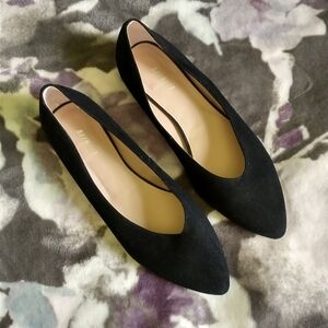 NWOB Belwest black suede low heel classic pumps